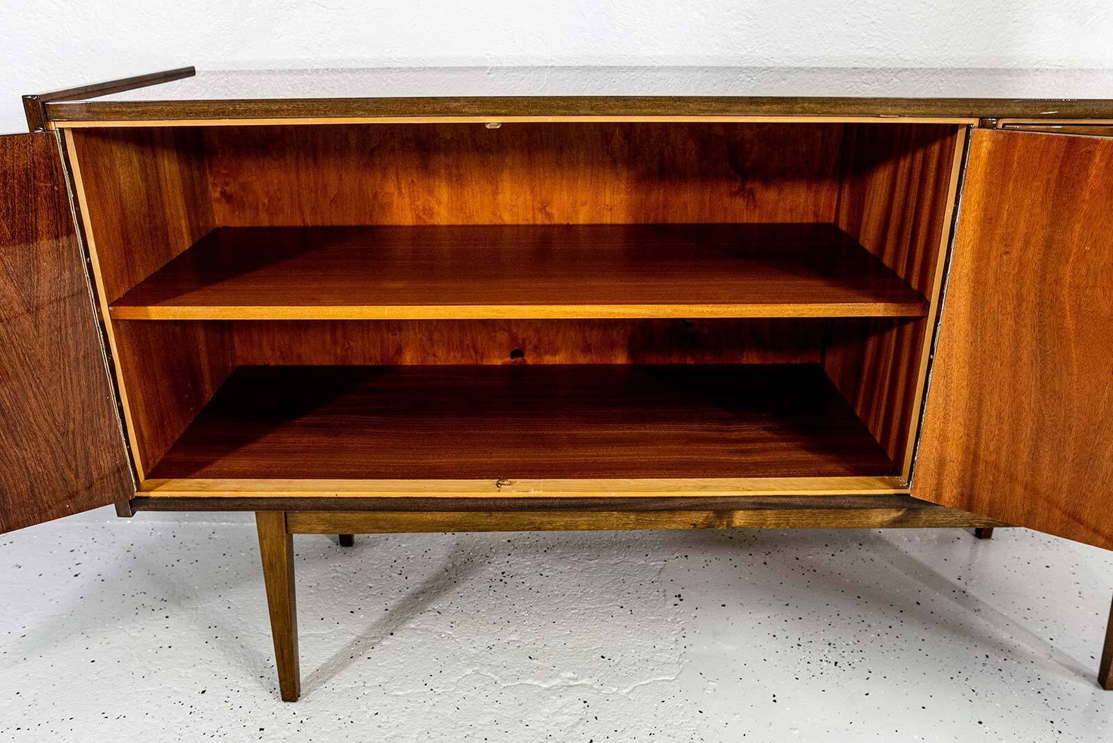 photo vinterior Mid-Century Hoogglans Walnoot Dressoir van S. Albracht, Polen, 1972