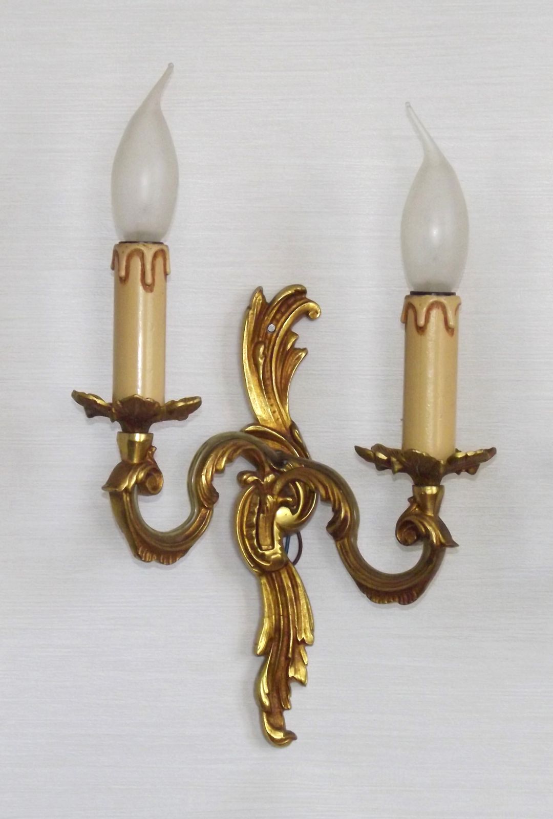 Stijlvolle vintage Franse bronzen dubbele wandlampen met acanthusbladdetail photo vinterior