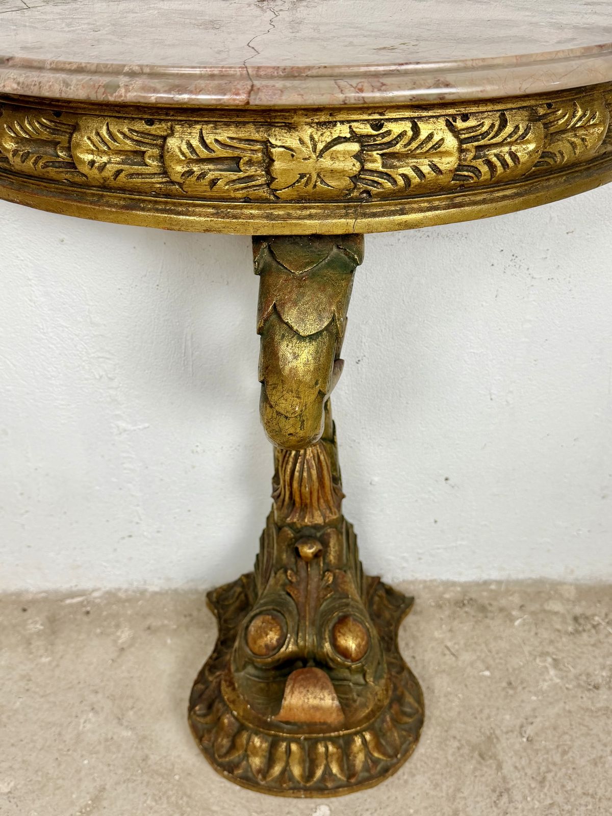 photo furniture Italiaanse vergulde demi-lune tafel met marmeren blad, midden 20e eeuw