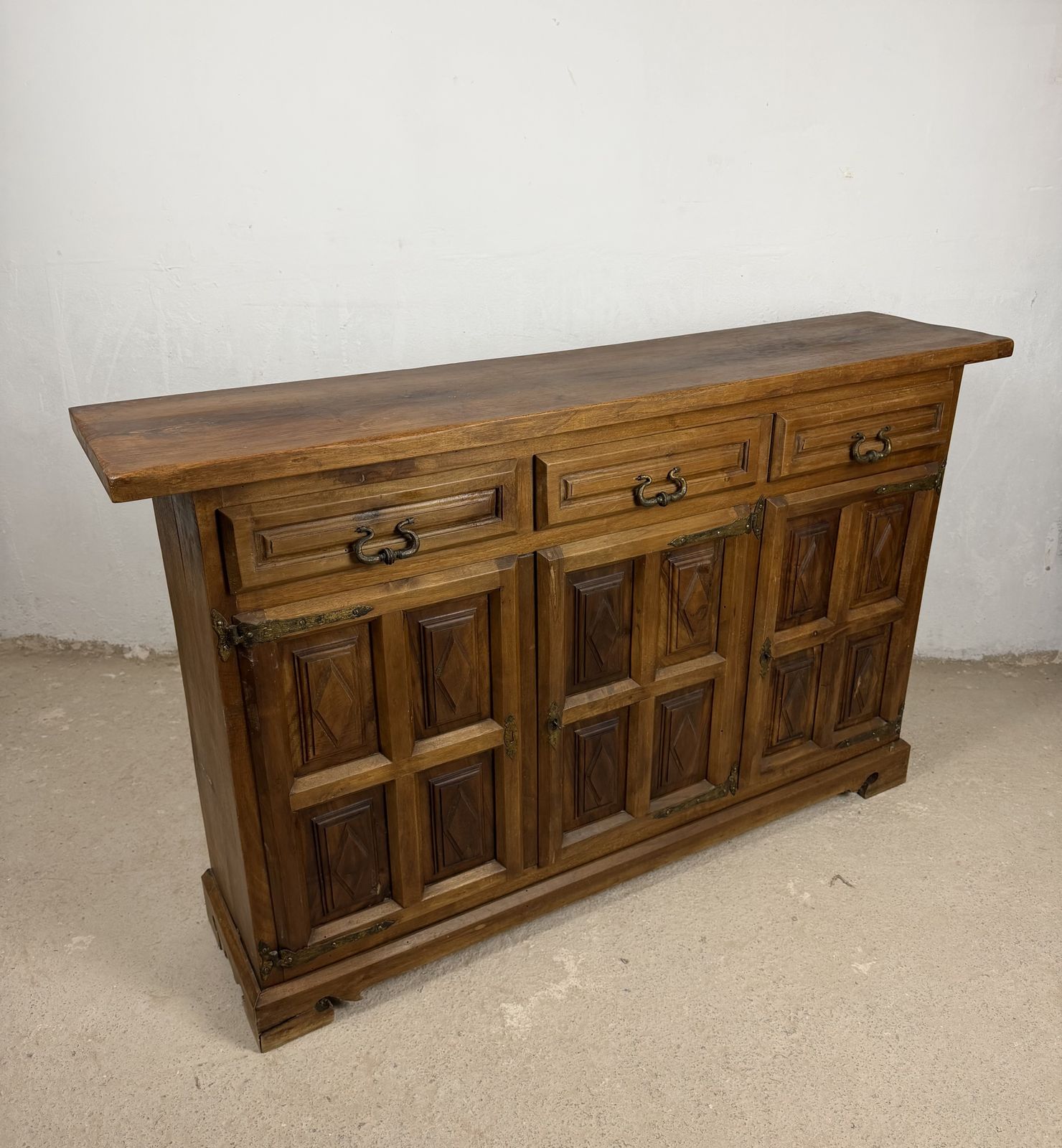 photo for sale Spaans rustiek walnoten dressoir met drie lades