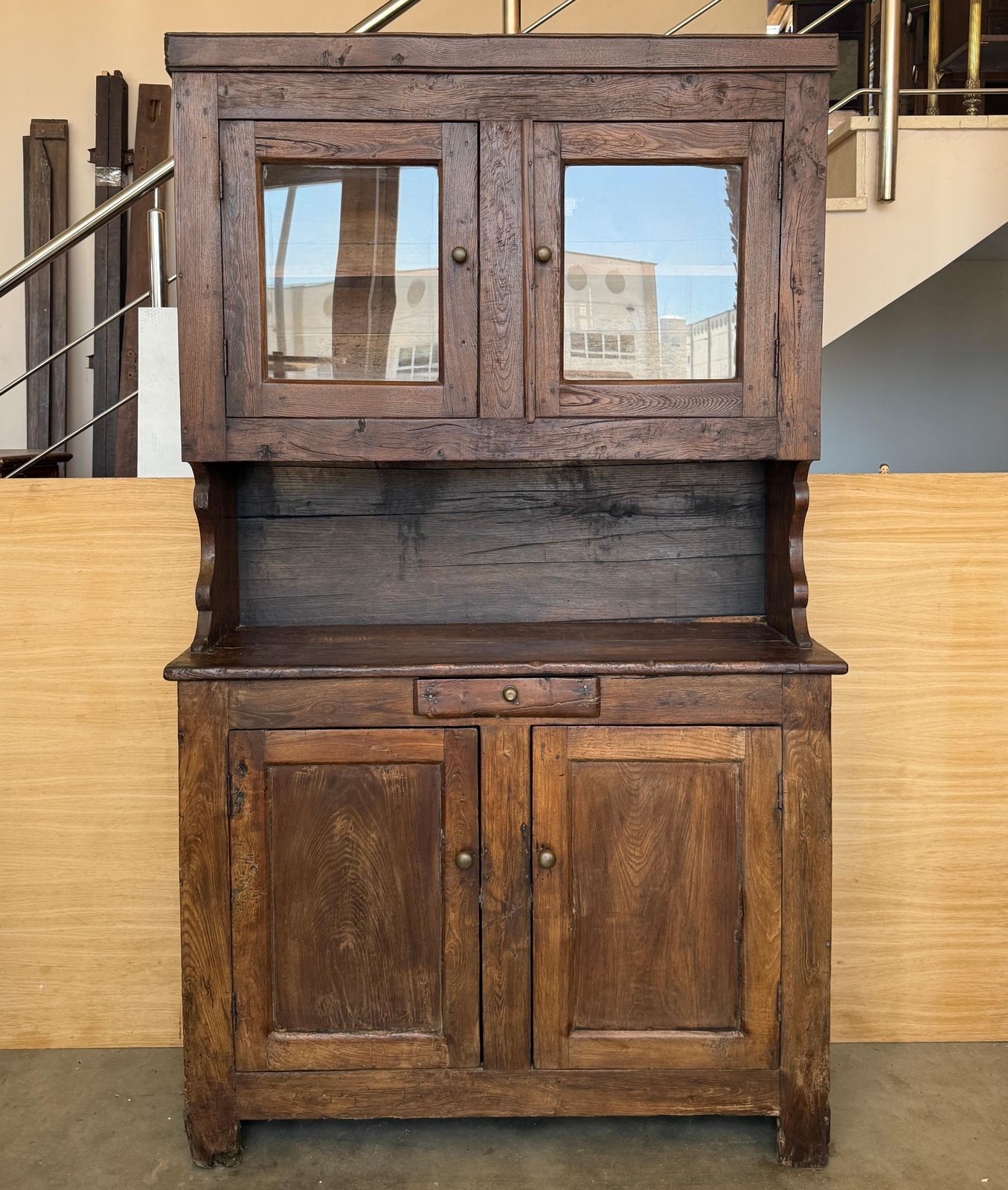 Vaisselier rustique espagnol en bois massif, style campagne, avec portes vitrées photo vinterior