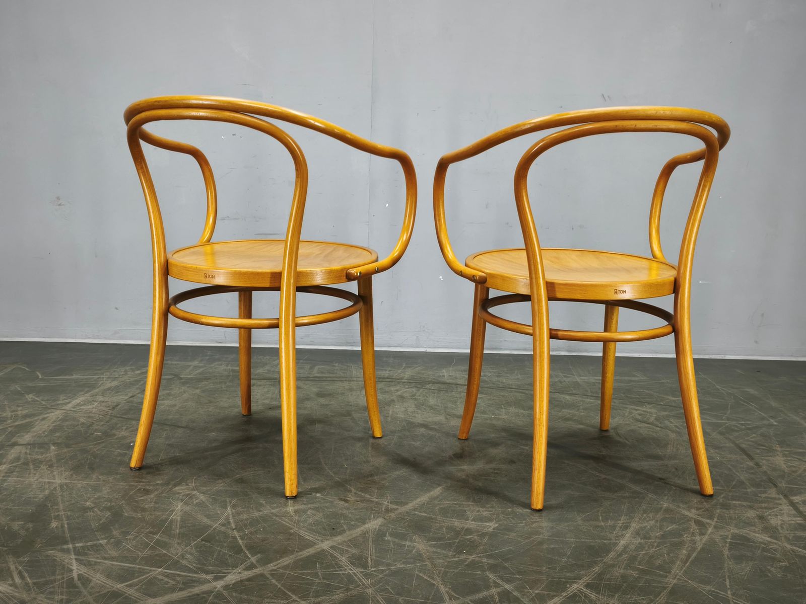 photo furniture Ton Model 209 Bentwood eetkamerfauteuils, Tsjechië, jaren 2000