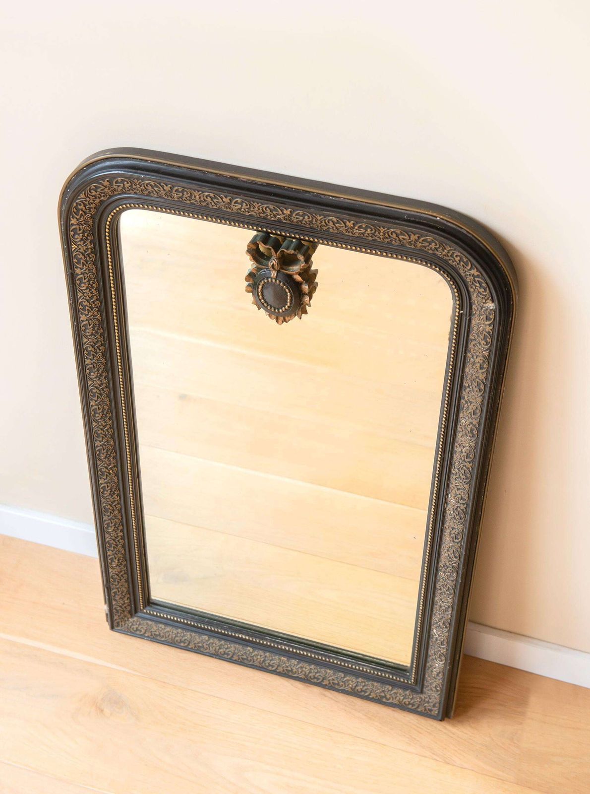 Antieke Franse boogvormige spiegel | Zwart-gouden Louis Philippe wandspiegel | Napoleon III-stijl verguld houten spiegel | Grote Europese spiegel photo Woonaccessoires