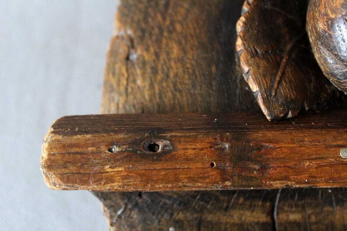 photo buy Groot antiek houten ornament in de vorm van een slangenkop met tanden die een appel of granaatappel eet, driedimensionaal, handgesneden, gotische architectuur