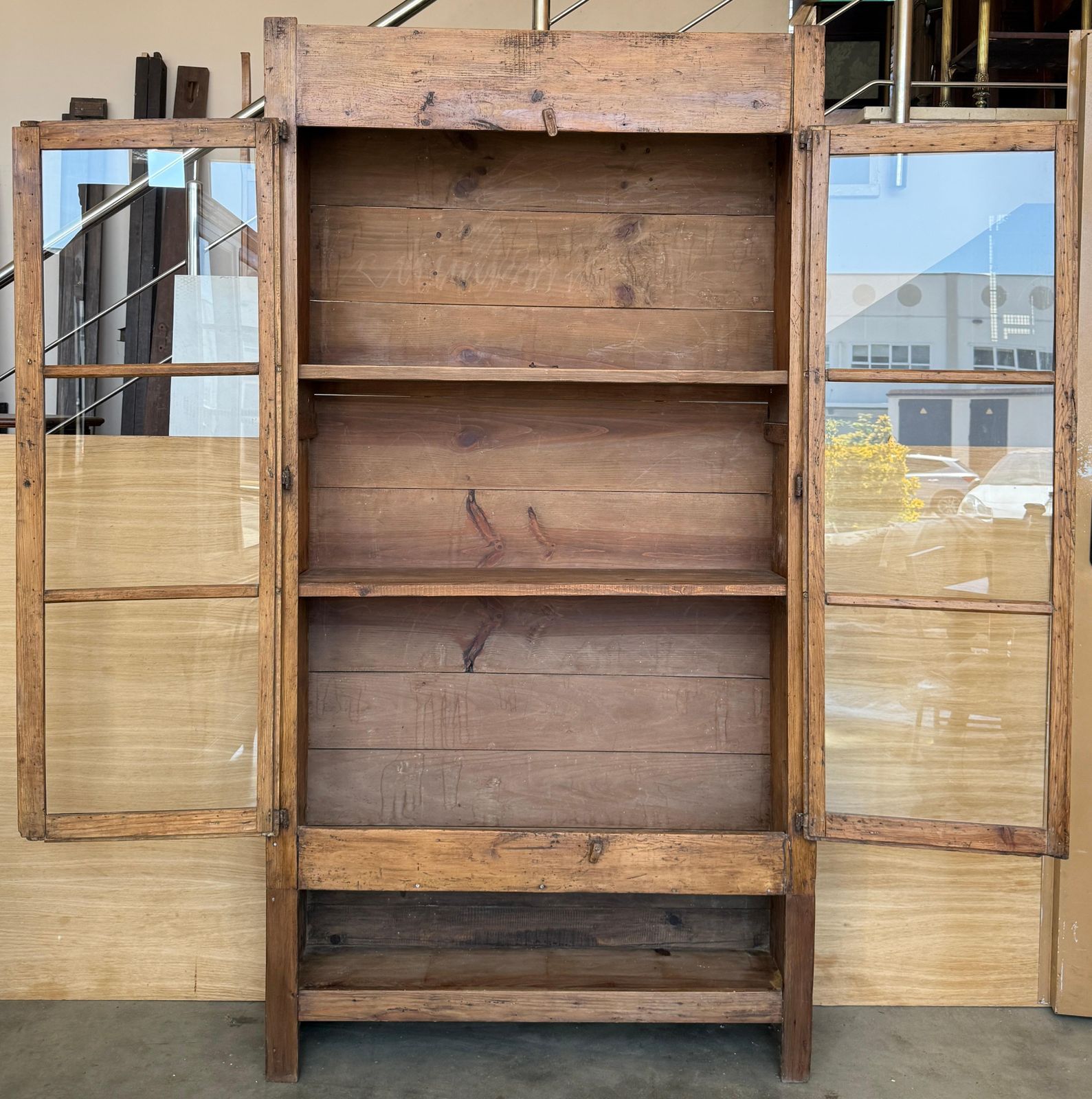 Vitrine d'époque rustique en bois récupéré avec portes coulissantes en verre photo vinterior