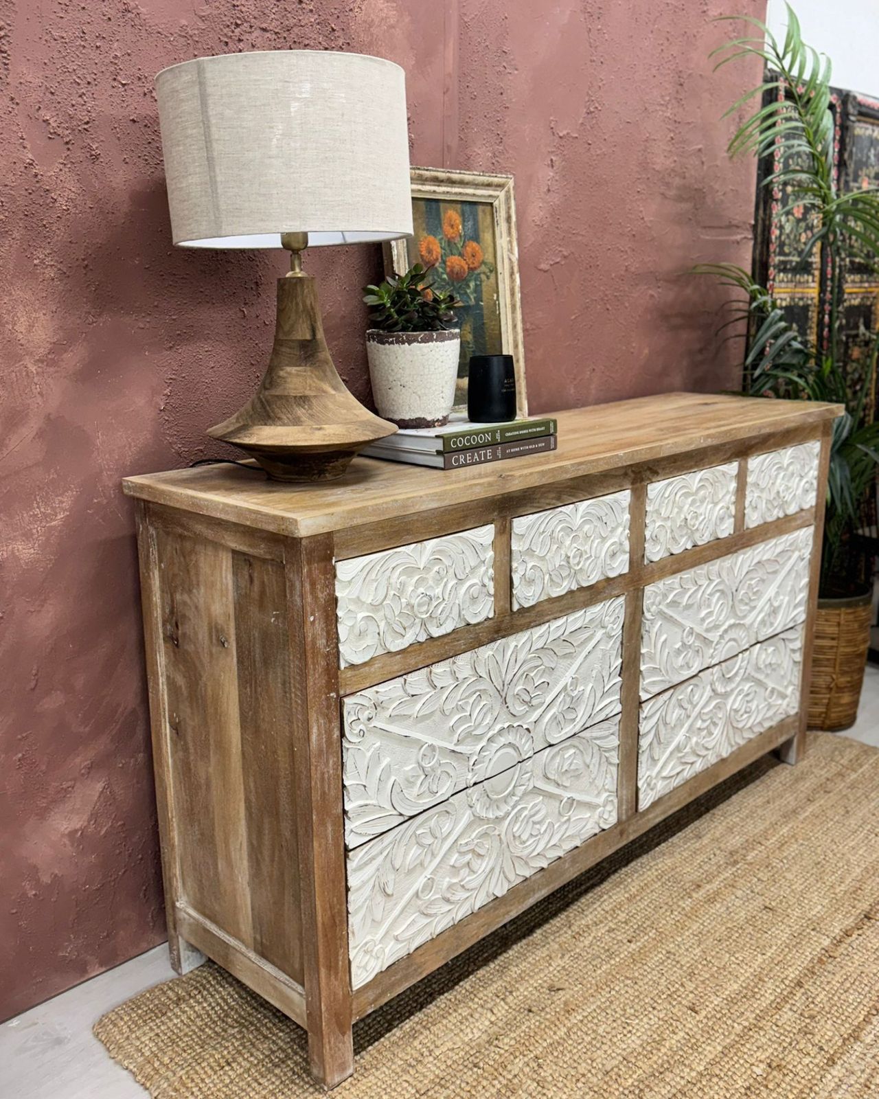 Handgesneden ladekast van mangohout, 8 lades met whitewash afwerking photo furniture