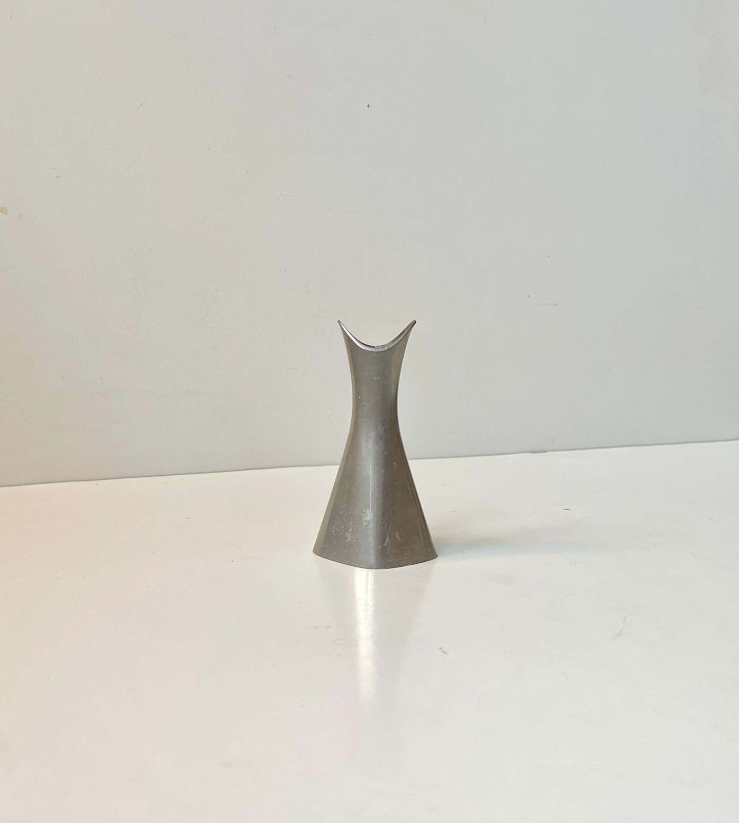 Noors mid-century tinnen vaasje van Brøderne Mylius photo Woonaccessoires