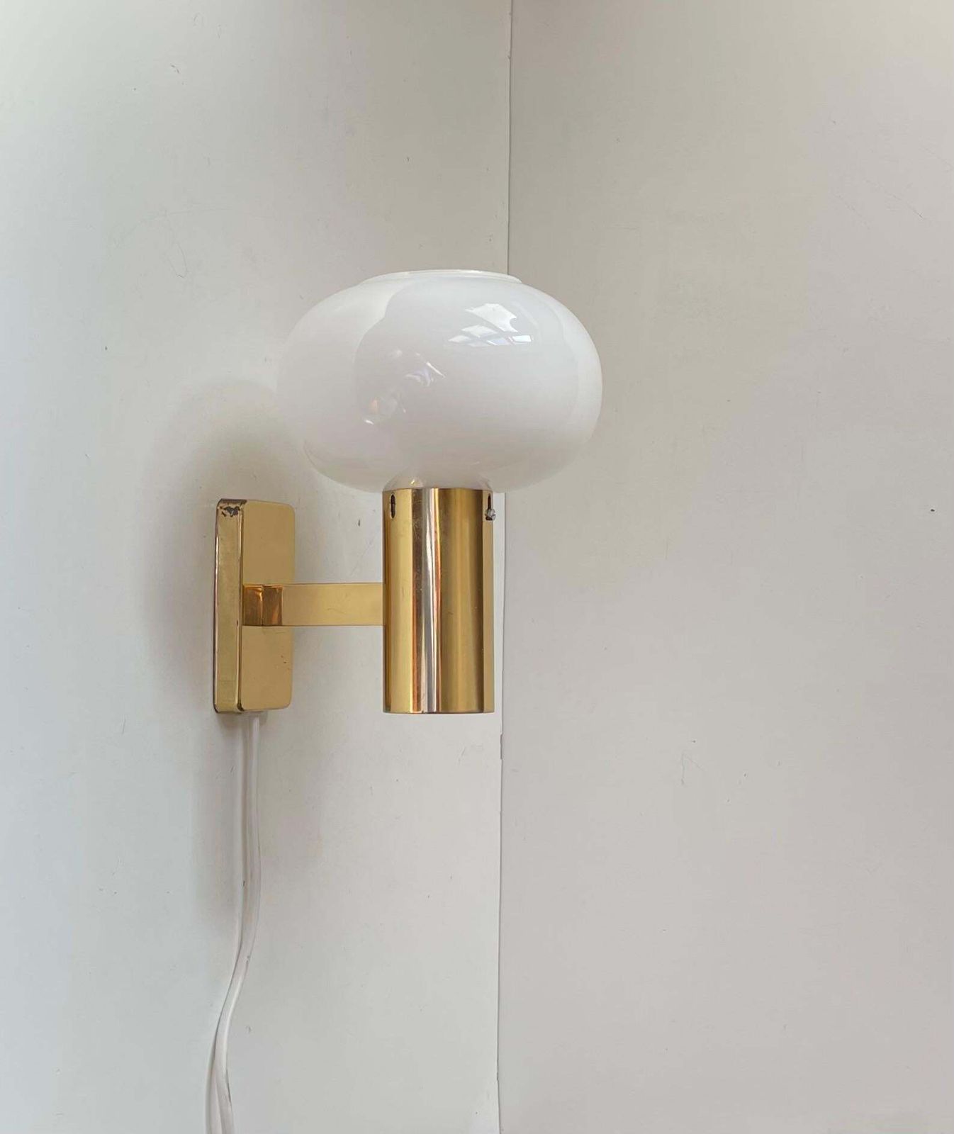Applique murale scandinave moderne en laiton, abat-jour en verre opaline, années 1960 photo furniture