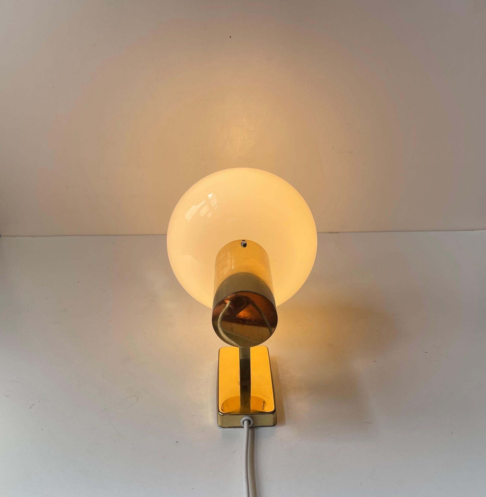 Applique murale scandinave moderne en laiton, abat-jour en verre opaline, années 1960 photo 256.0