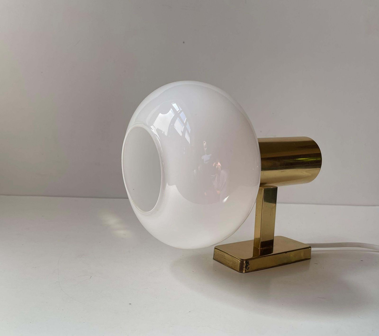 Applique murale scandinave moderne en laiton, abat-jour en verre opaline, années 1960 photo buy