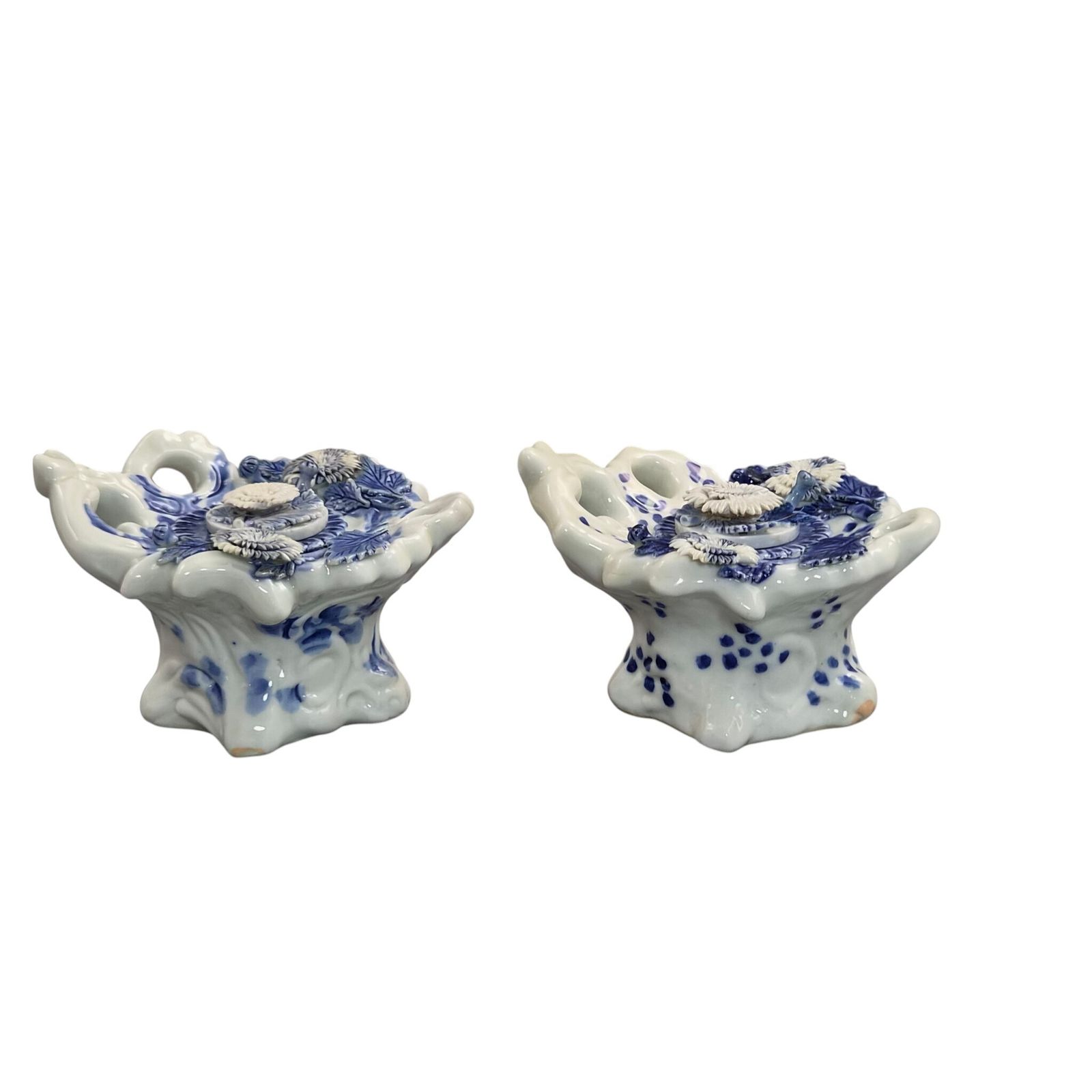 Japans Hirado-porselein, paar chrysantenpotjes voor inkt, ca. 1850-1880 photo for sale