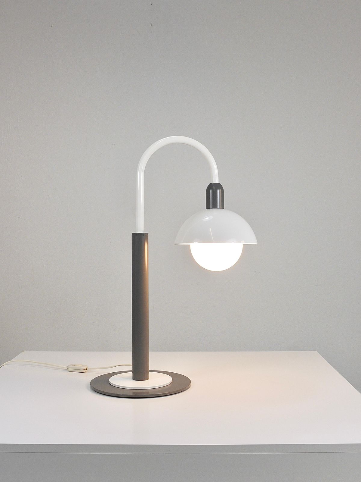Postmodern Italiaanse tafel- of schemerlamp in Memphis-stijl, jaren 1980 photo Verlichting