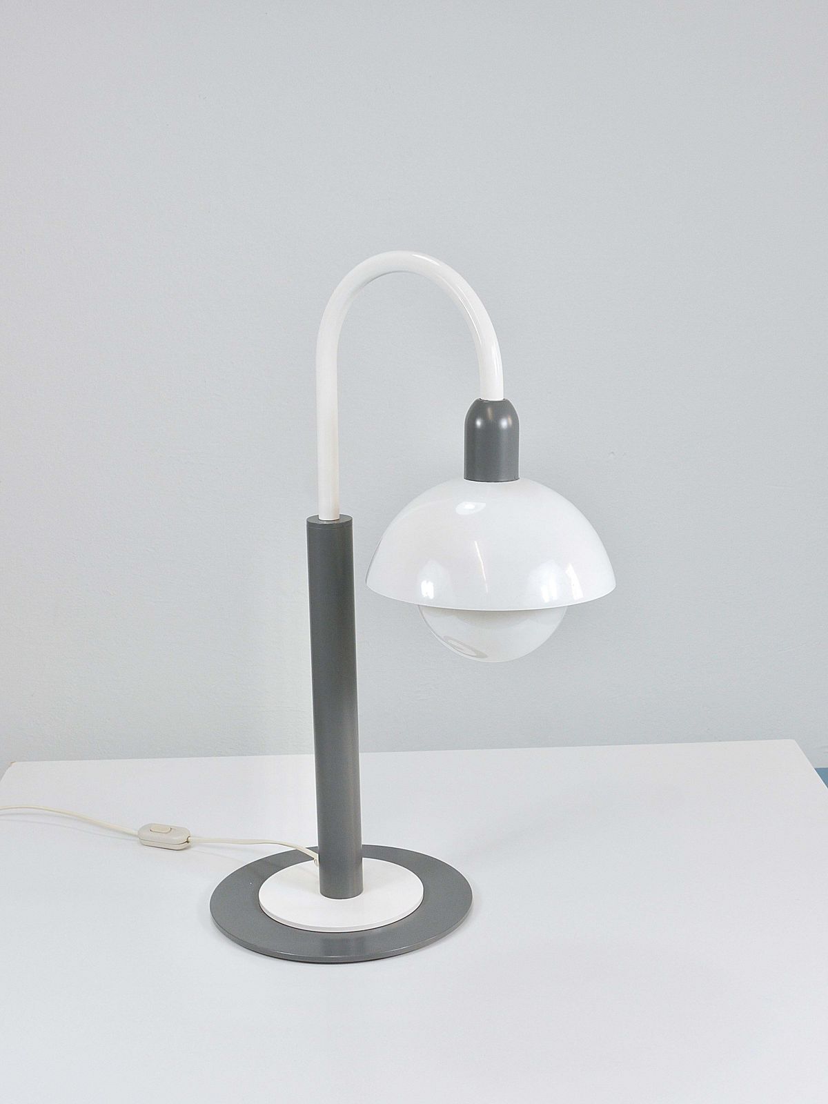 photo vintage Postmodern Italiaanse tafel- of schemerlamp in Memphis-stijl, jaren 1980