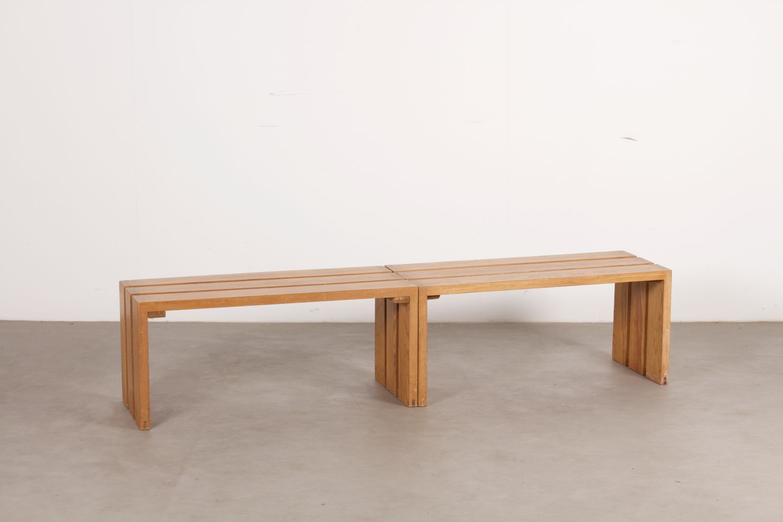 photo furniture Paar Franse Mid-Century Modern Houten Bankjes van Grenenhout, jaren 1960