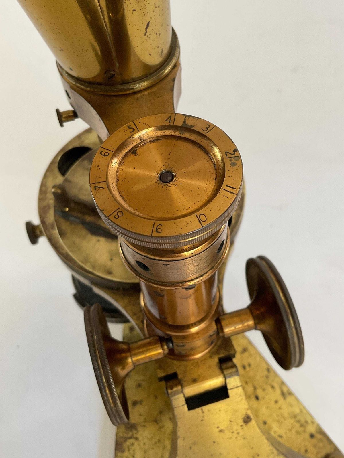 photo vinterior Antiek Victoriaans messing binoculaire microscoop van R J Beck, London & Philadelphia, ca. 1876.