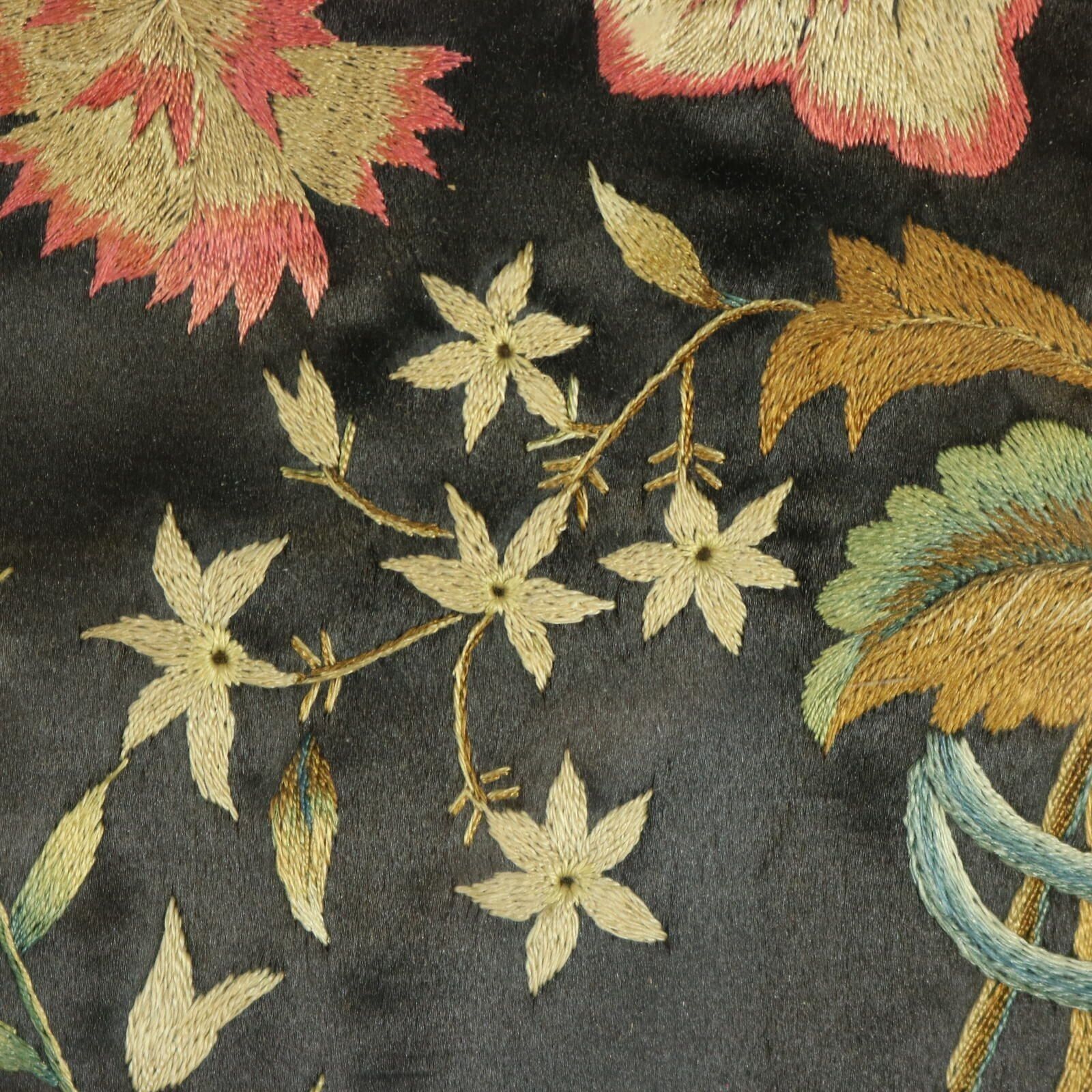 Paar Georgische zijden borduurwerken met bloemen photo 1425.0