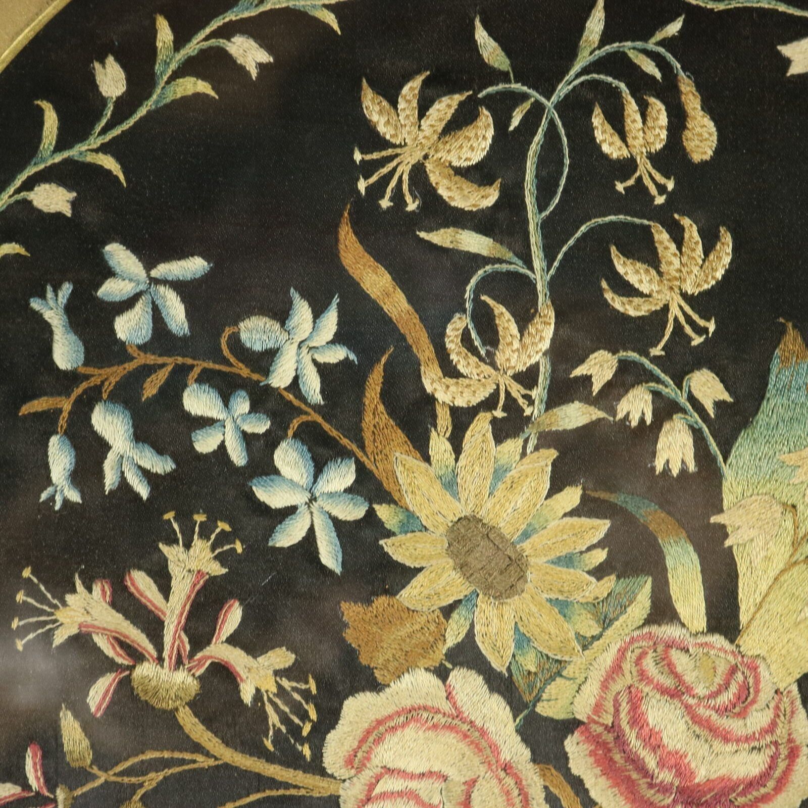 Paar Georgische zijden borduurwerken met bloemen photo buy