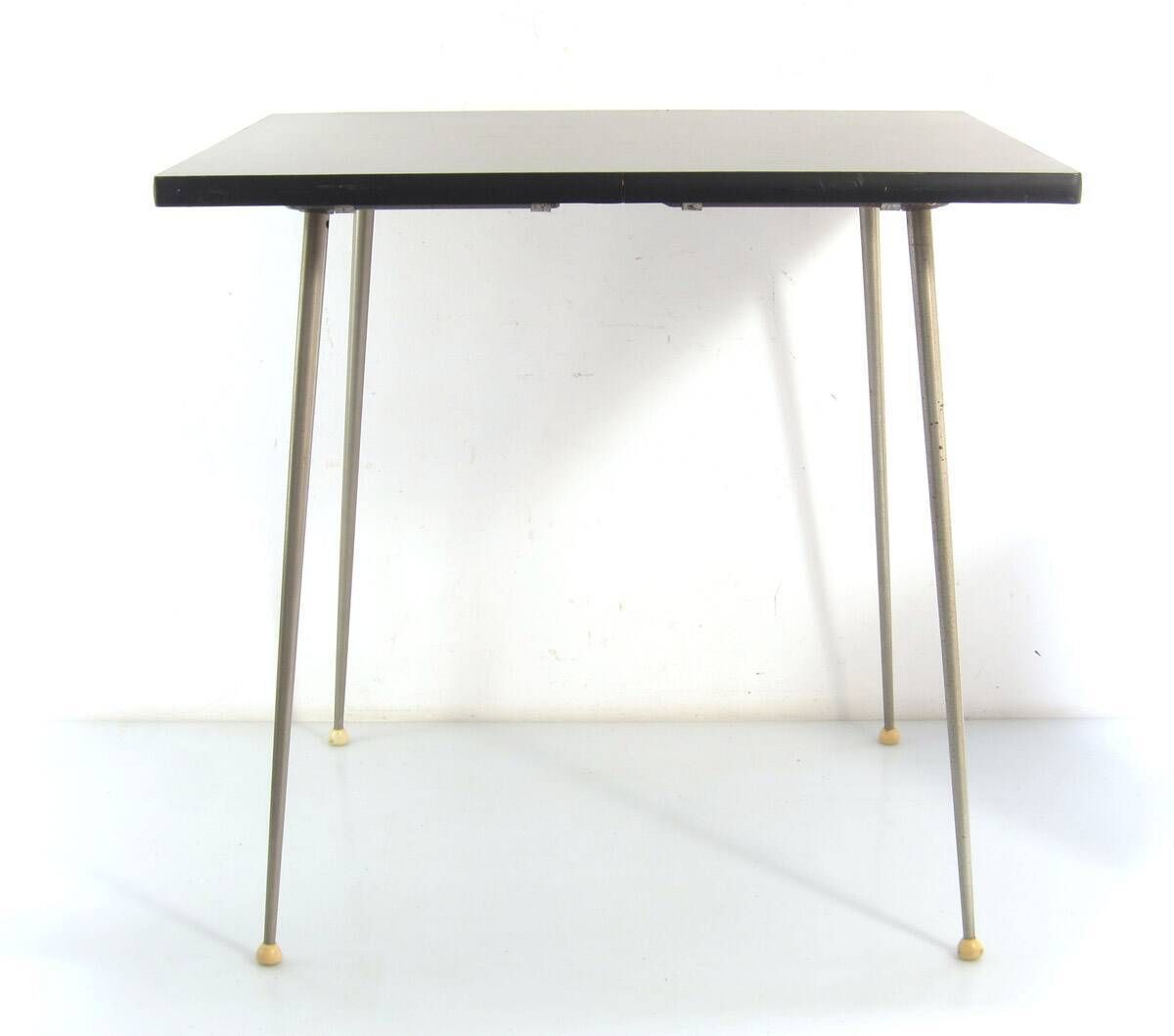 Modernistische bijzettafel uit de jaren 1960 met houtskoolgrijs Formica-blad photo vintage