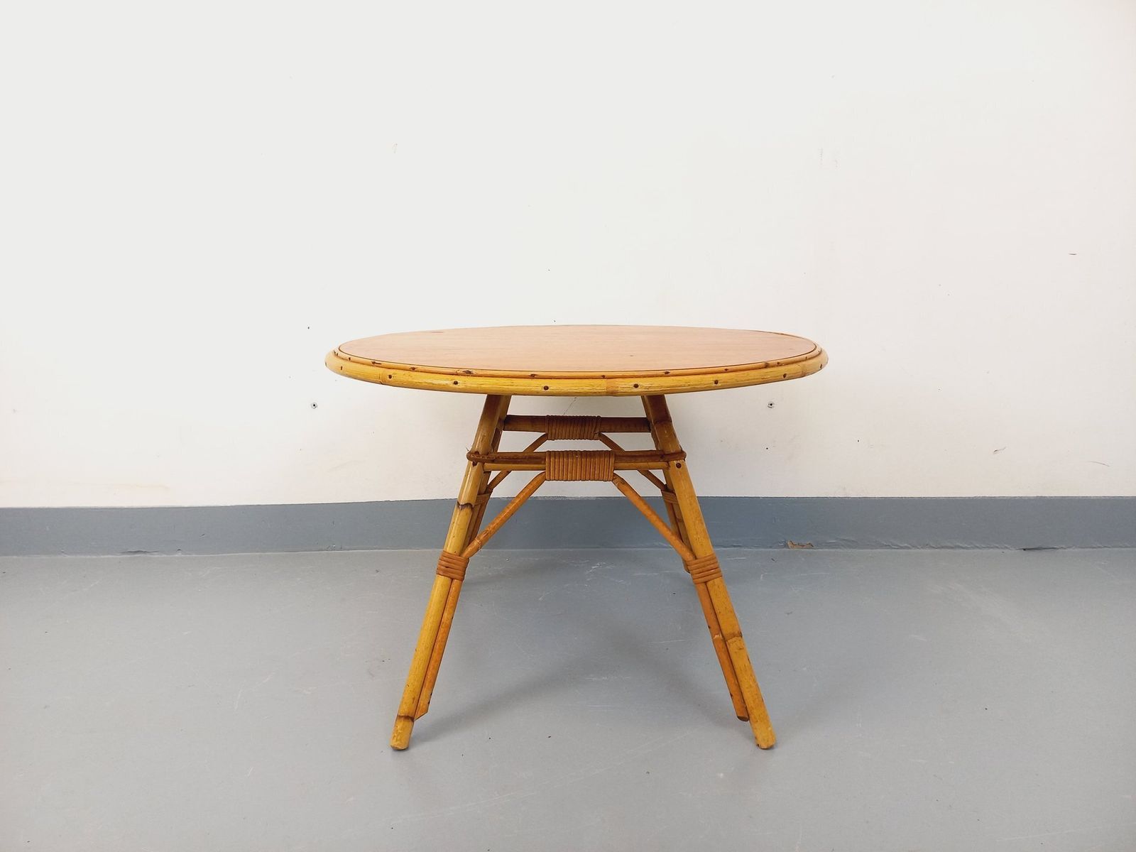 Ronde salontafel in hout en rattan photo furniture