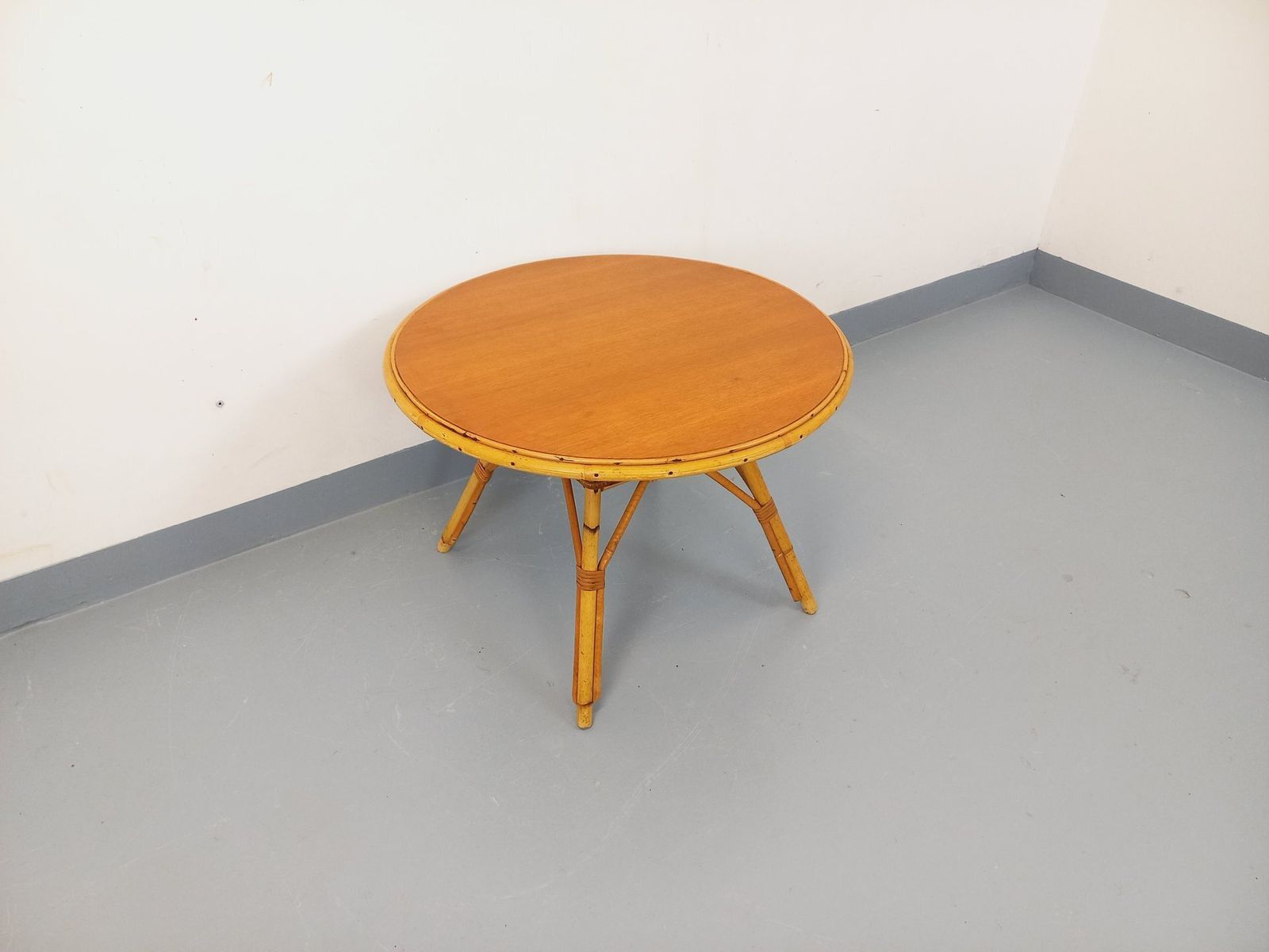 Ronde salontafel in hout en rattan photo for sale