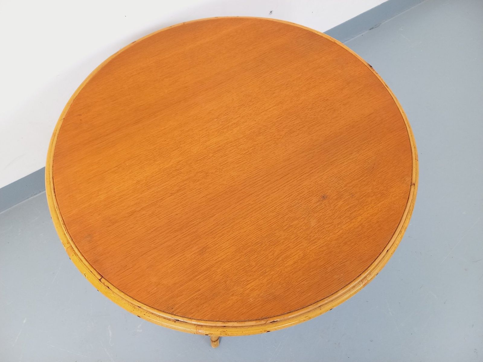 photo furniture Ronde salontafel in hout en rattan
