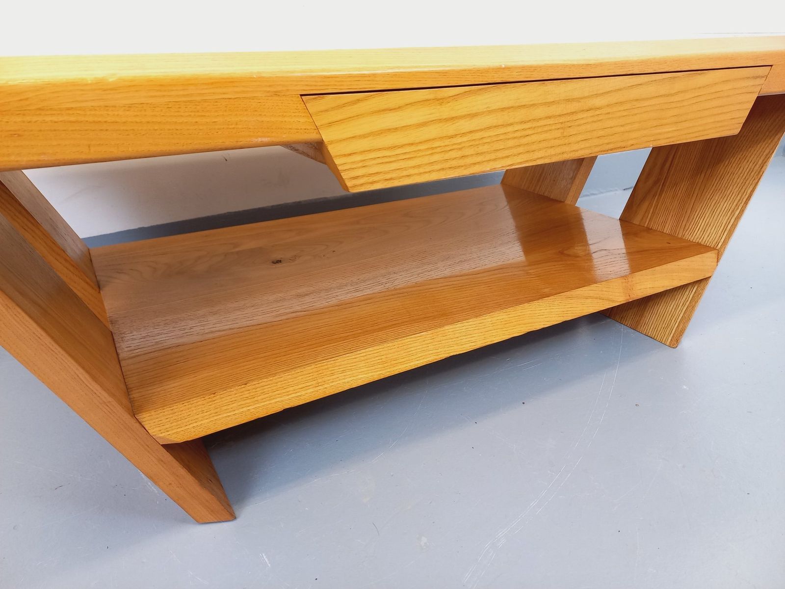 Brutalistisch rechthoekige salontafel in massief iep photo buy