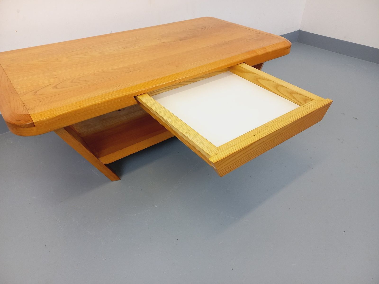 photo furniture Brutalistisch rechthoekige salontafel in massief iep