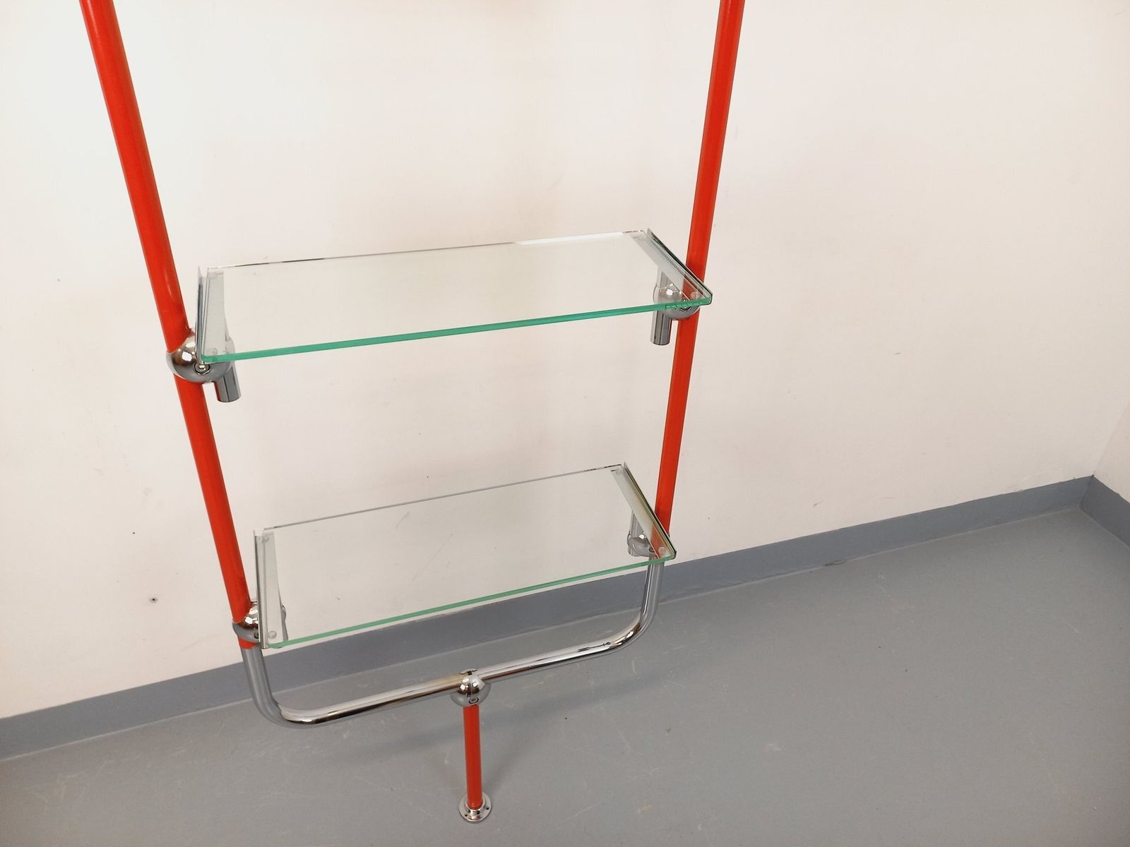 2247.0 Bauhaus Boekenkast In Rood Metaal, Chroom En Glas photo