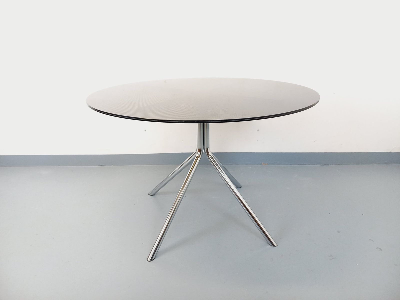Space Age ronde tafel in verchroomd metaal en plexiglas photo for sale