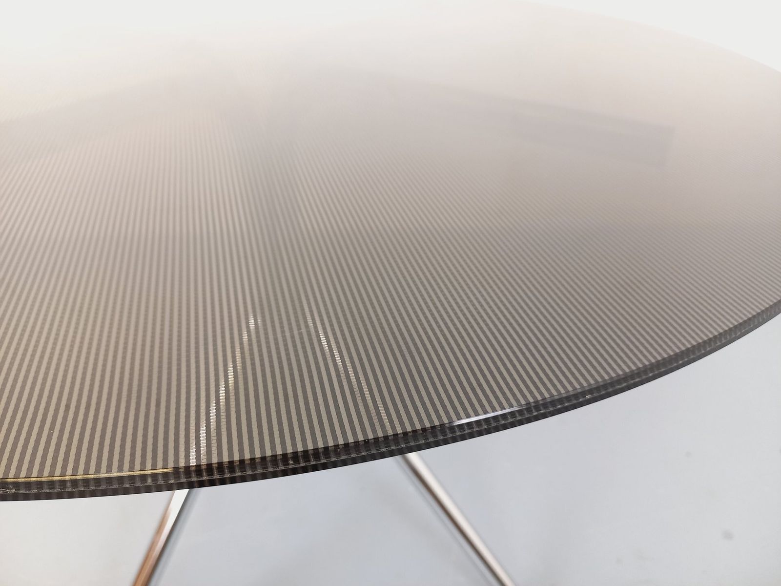 photo furniture Space Age ronde tafel in verchroomd metaal en plexiglas