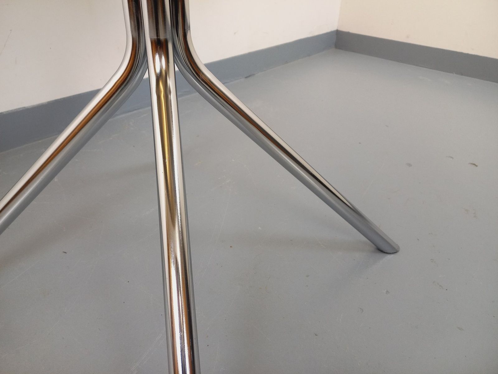 Meubels Space Age ronde tafel in verchroomd metaal en plexiglas photo
