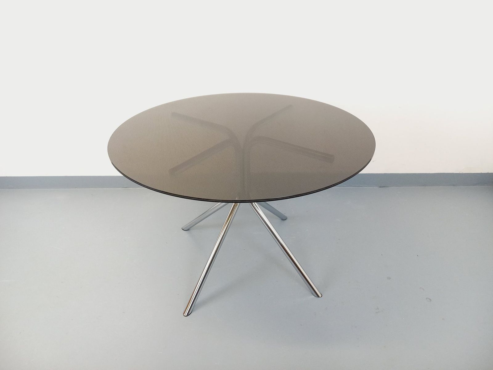 photo vintage Space Age ronde tafel in verchroomd metaal en plexiglas