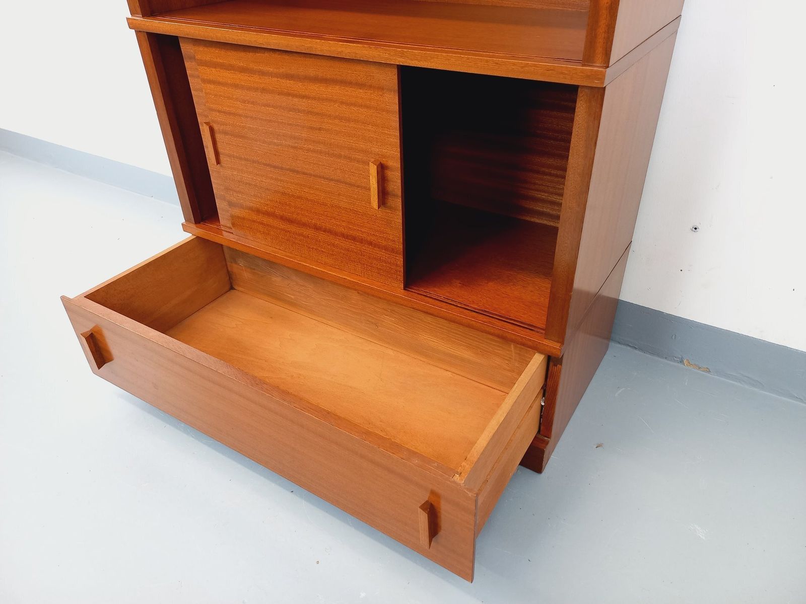 Mahonie opbergkast met boekenkast photo vinterior
