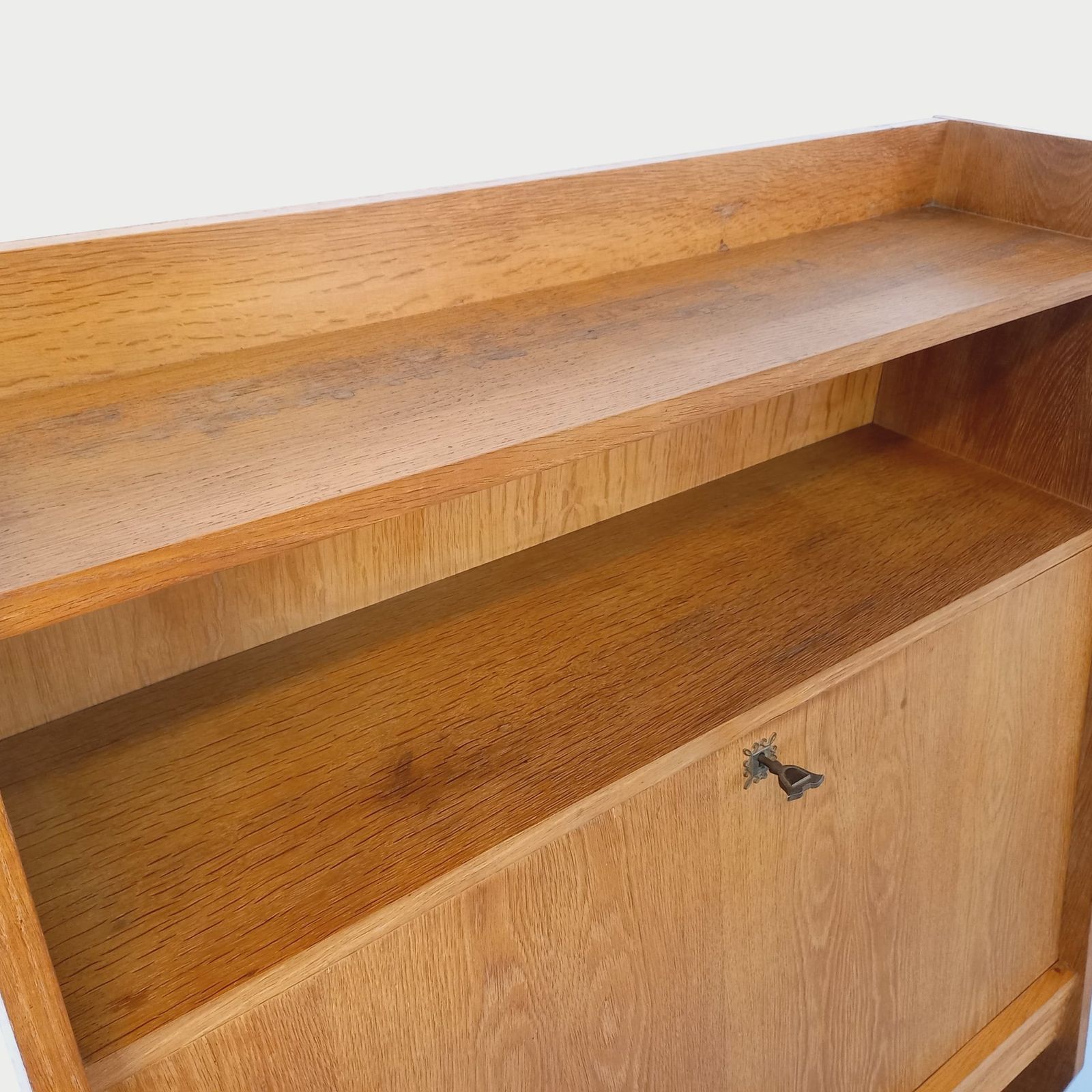 photo furniture Brutalistisch eiken secretaire, jaren 1960