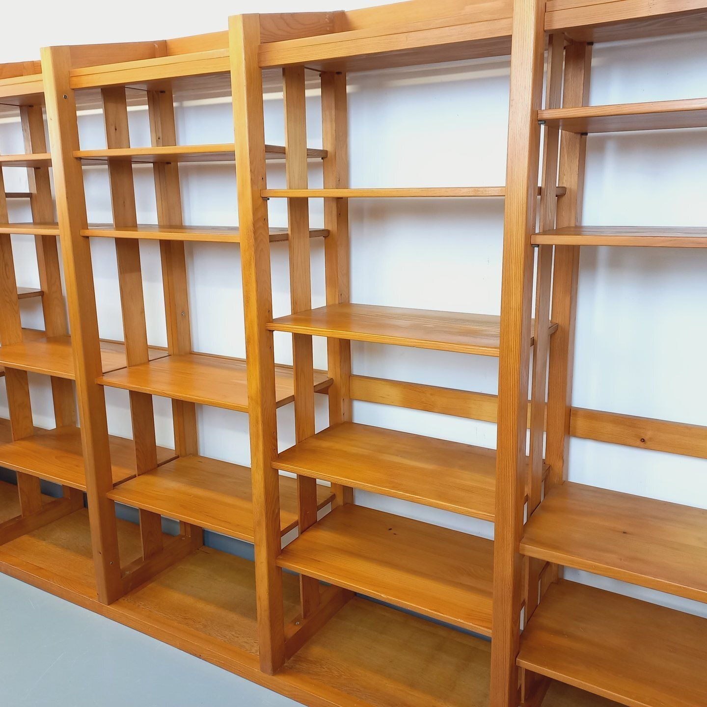 photo furniture Grote modulaire boekenkast van grenen in 6 secties