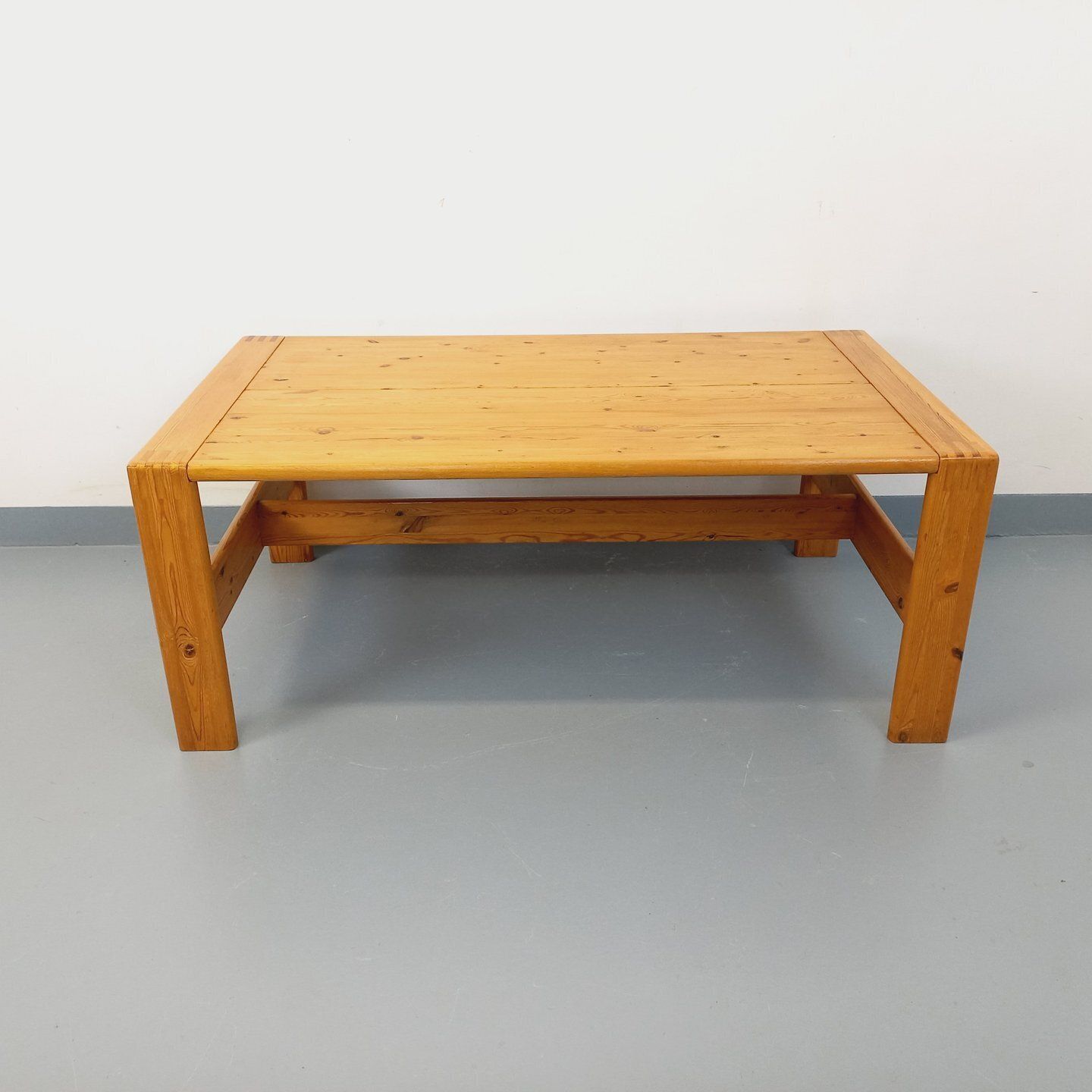 Grote rechthoekige salontafel van massief grenenhout photo Meubels