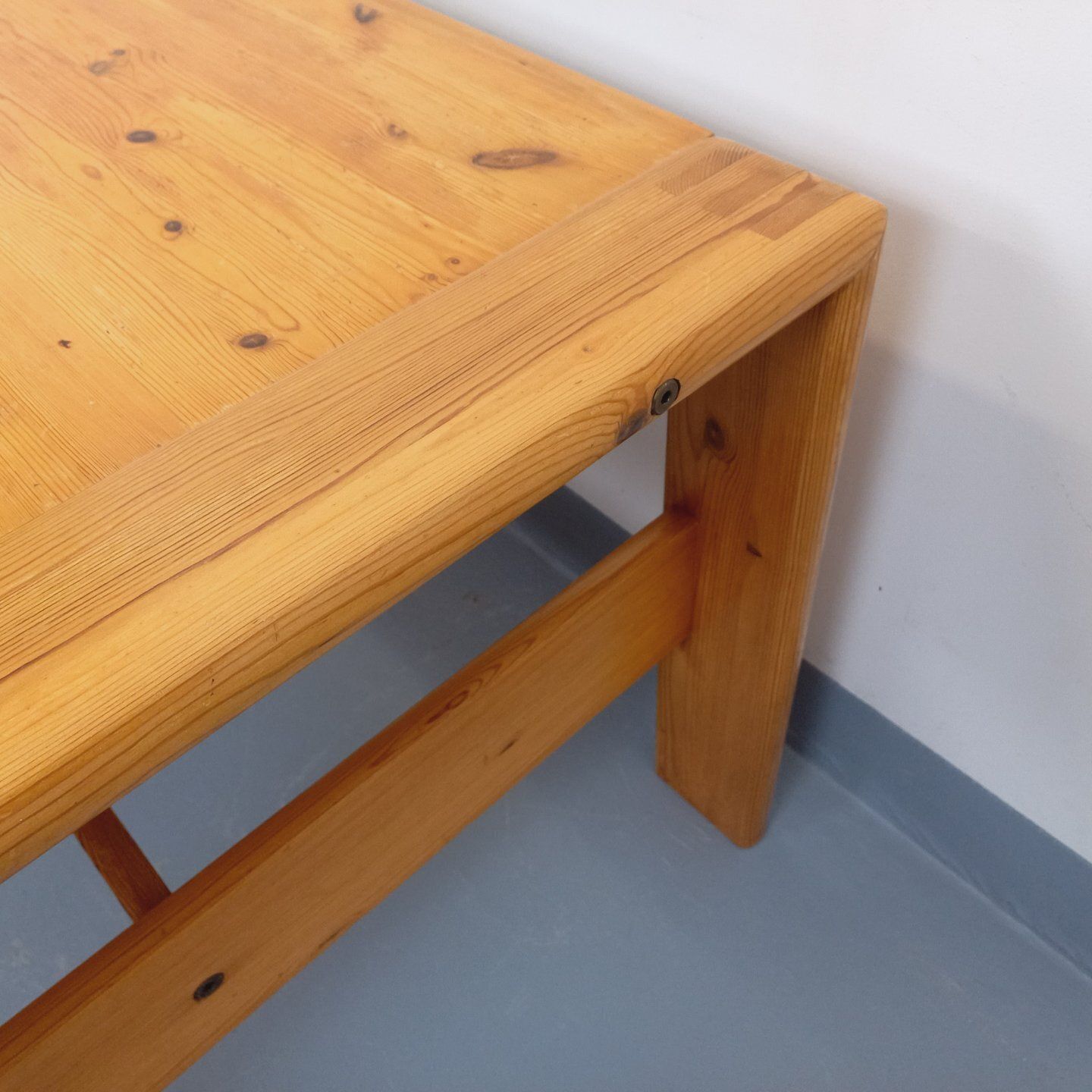 Grote rechthoekige salontafel van massief grenenhout photo vinterior