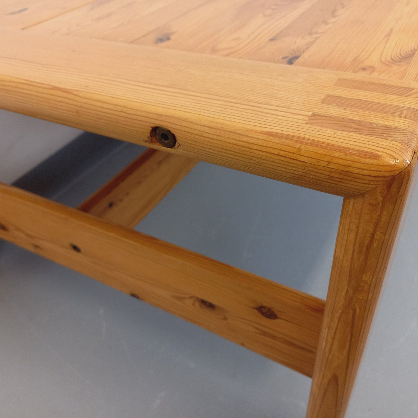 Grote rechthoekige salontafel van massief grenenhout photo buy