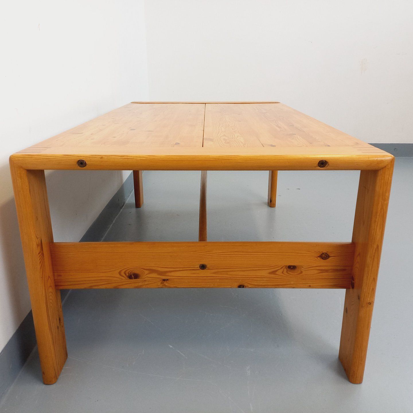 photo furniture Grote rechthoekige salontafel van massief grenenhout