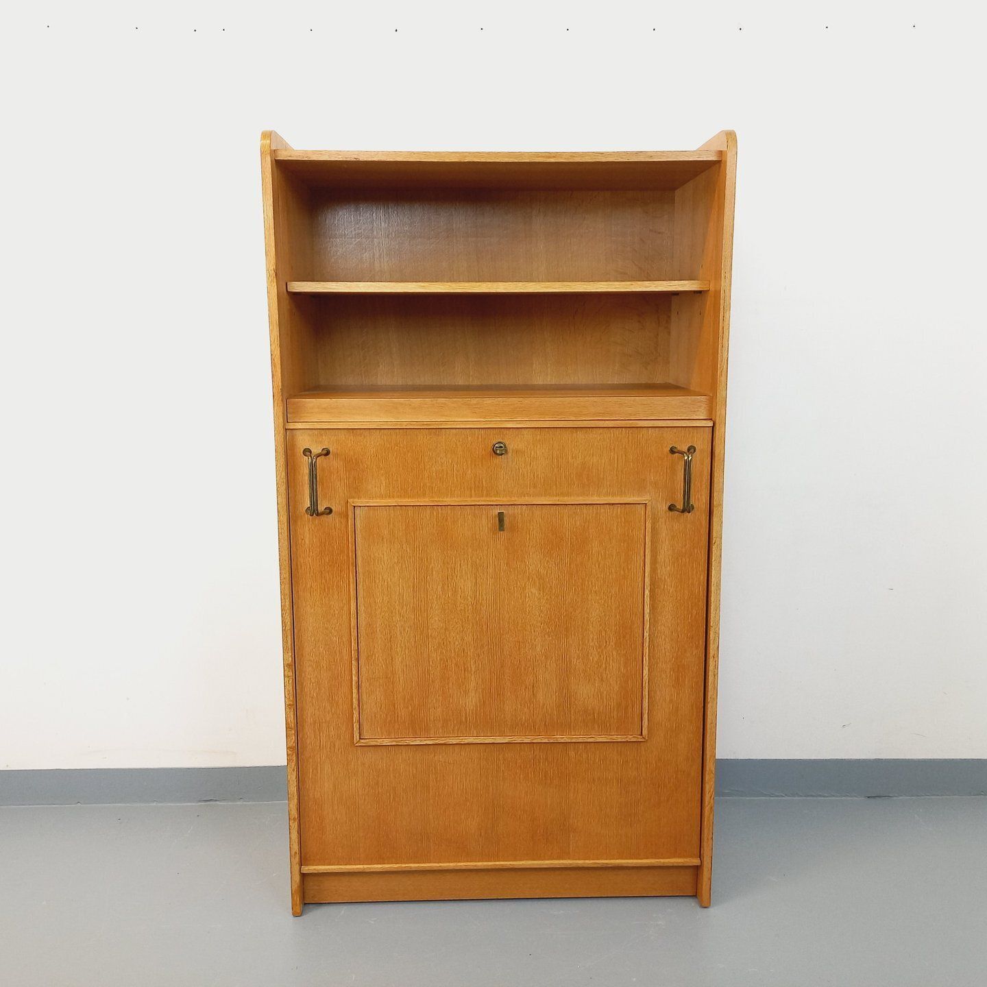 Opbergkast met Eikenhouten Bijzettafel photo furniture
