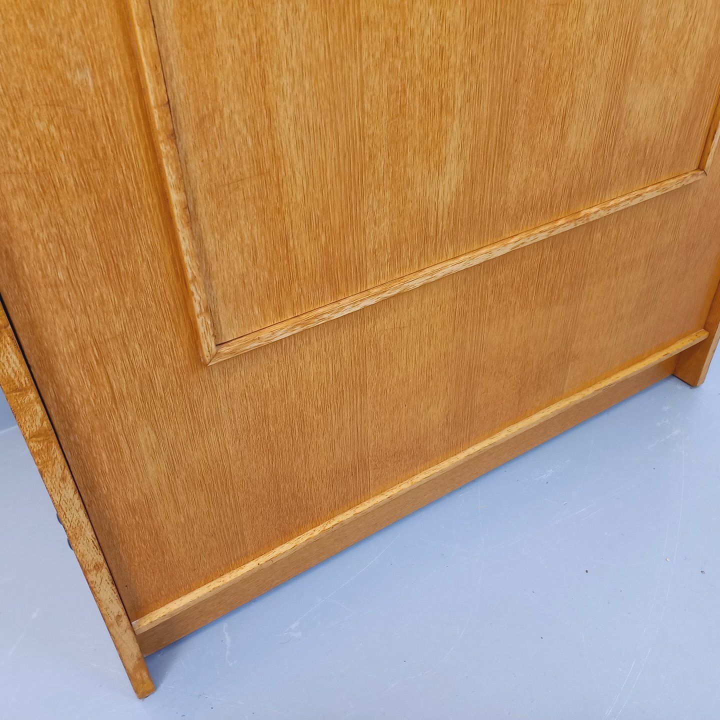 Opbergkast met Eikenhouten Bijzettafel photo vinterior