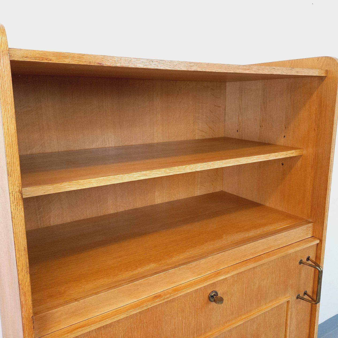 Opbergkast met Eikenhouten Bijzettafel photo vintage