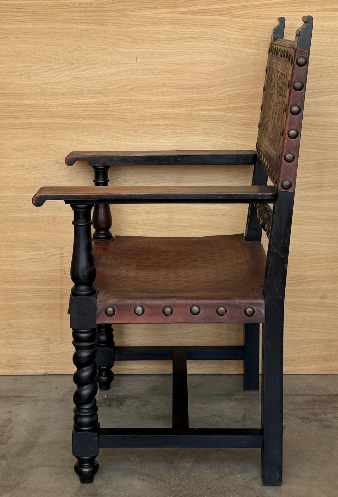 Fauteuil espagnol à colonnes torses, dossier en cuir repoussé et clous en laiton photo vinterior