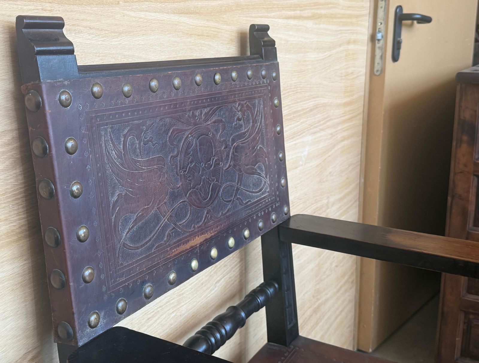 Fauteuil espagnol à colonnes torses, dossier en cuir repoussé et clous en laiton photo vintage