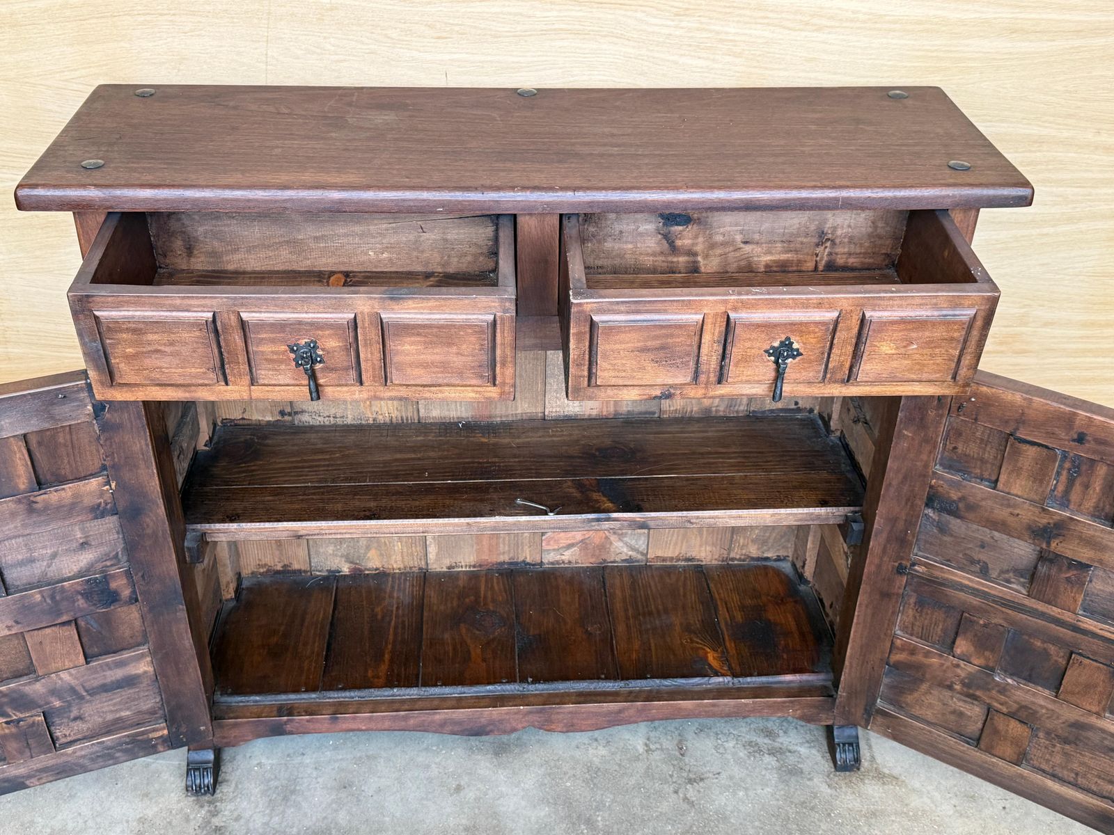 photo furniture Cabinet espagnol d'époque en bois massif sculpté, ferrures en fer et doubles portes