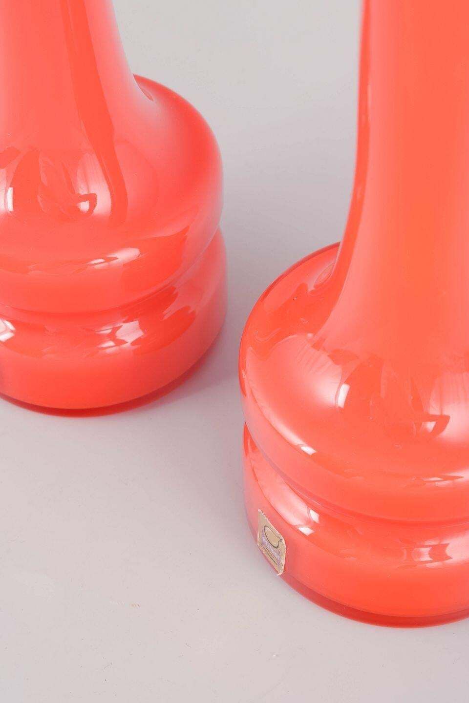 Hyllinge, Suède. Paire de vases en verre soufflé bouche orange vif, années 1970. photo for sale