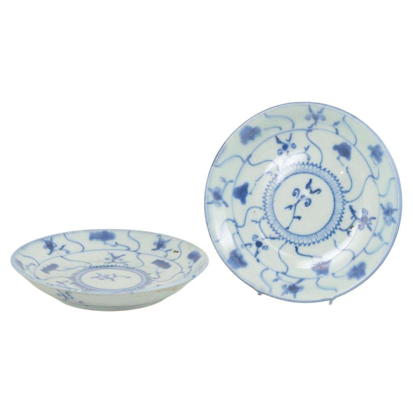 Paire de petites assiettes en porcelaine de Chine à motifs floraux et de rinceaux. XIXe s.