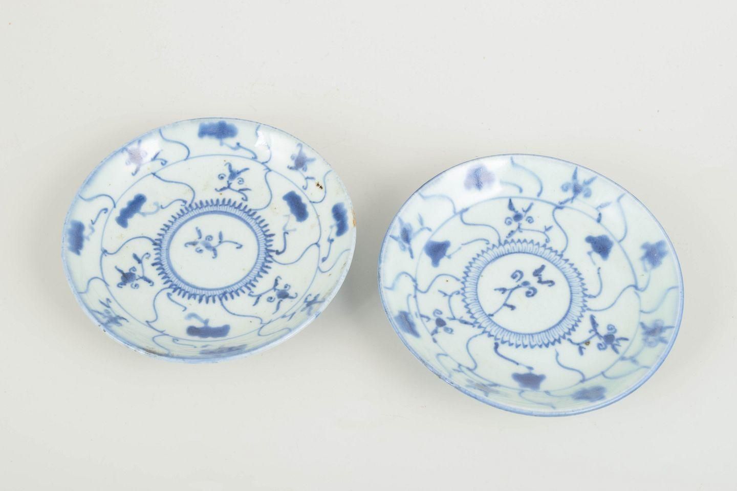 Paire de petites assiettes en porcelaine de Chine à motifs floraux et de rinceaux. XIXe s. photo furniture