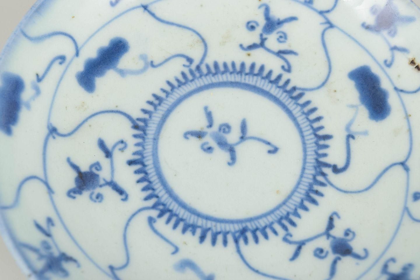 Paire de petites assiettes en porcelaine de Chine à motifs floraux et de rinceaux. XIXe s. photo for sale
