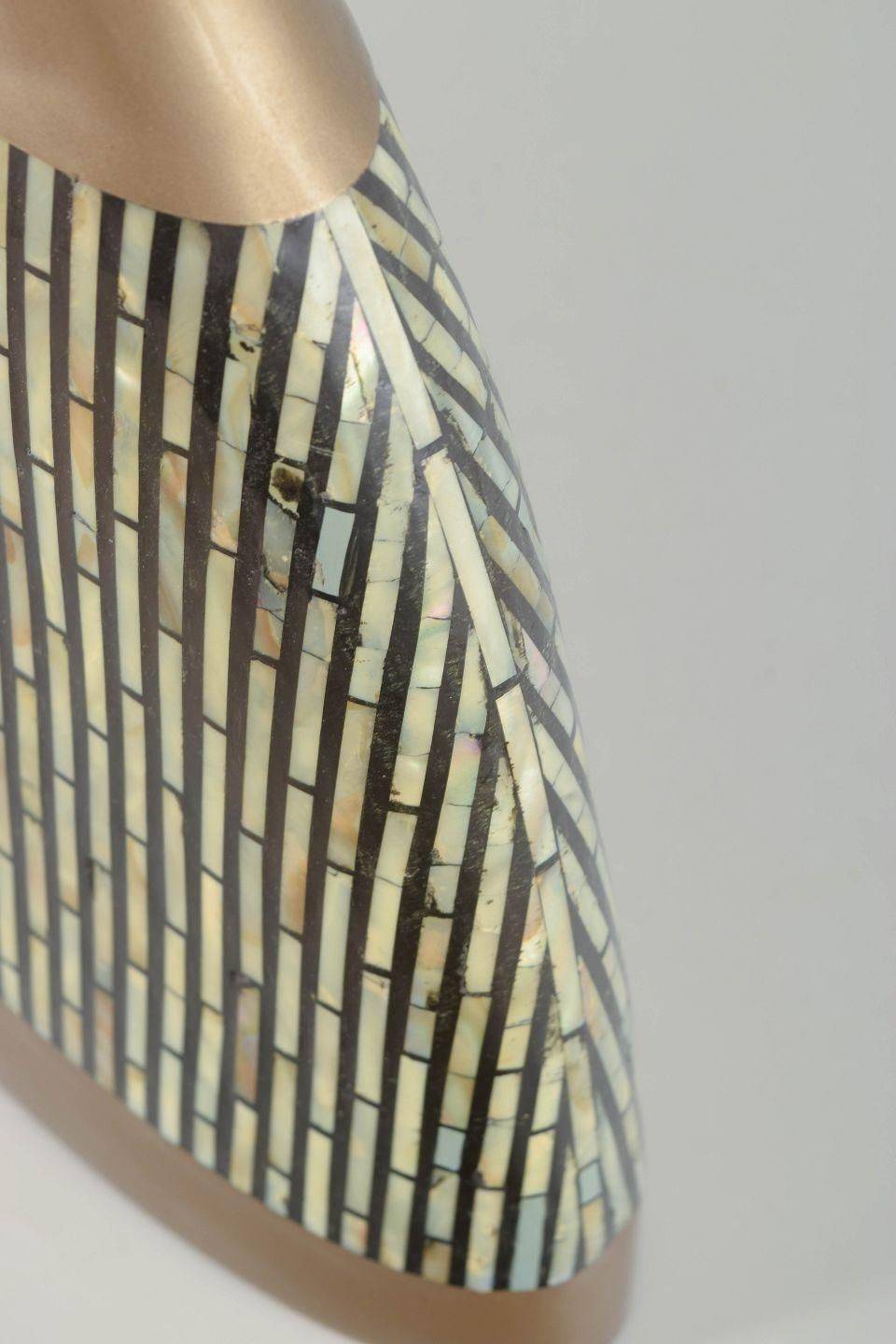 Céramique de studio européenne. Grand vase à décoration en mosaïque géométrique. photo for sale